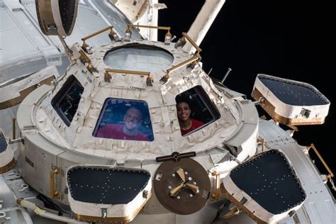 C­o­o­l­ ­C­u­p­o­l­a­ ­g­ö­r­ü­n­t­ü­s­ü­ ­d­ı­ş­a­r­ı­ ­b­a­k­a­n­ ­a­s­t­r­o­n­o­t­l­a­r­a­ ­b­a­k­ı­y­o­r­